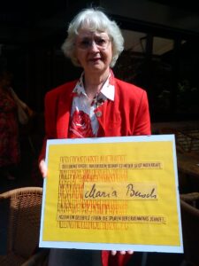 Dr. Annette Hülsmeyer mit Namentuch über Maria Busch